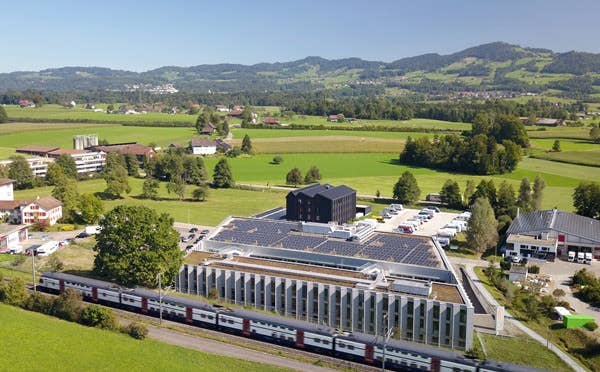 The main Trafag building in Bubikon is easily accessible by public transport. There is a photovoltaic system on the roof, which helps to reduce external electricity consumption.